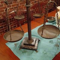 Bilancia antica in ottone con base in marmo