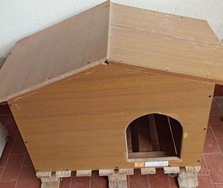 Cuccia da esterno per cane.