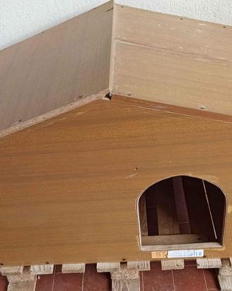 Cuccia da esterno per cane.