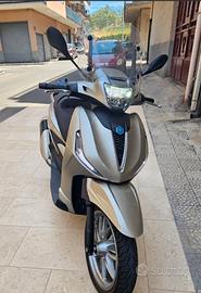 Beverly 300 