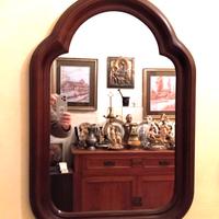 Specchiera sagomata con cornice in legno
