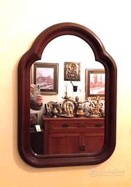 Specchiera sagomata con cornice in legno