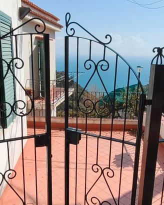 Albori: 150 mq con terrazzi e posti auto