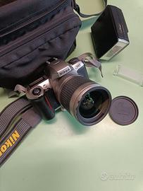 NIKON F65 con accessori
