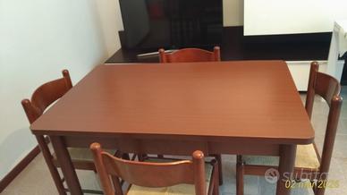 Tavolo e 4 Sedie