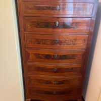 Mobili d’ arredo in legno mogano.