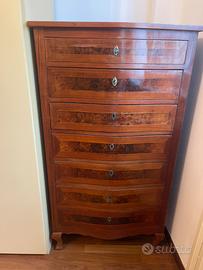 Mobili d’ arredo in legno mogano.