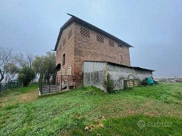 Rustico / Casale di 250 m² con più di 5 locali a C