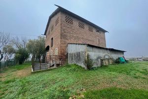 Rustico / Casale di 250 m² con più di 5 locali a C