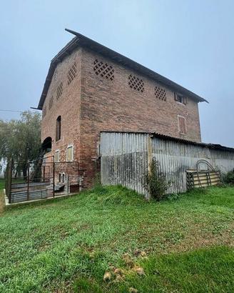 Rustico / Casale di 250 m² con più di 5 locali a C