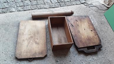 4 oggetti vecchi in legno