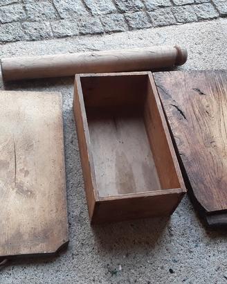 4 oggetti vecchi in legno