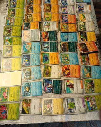 lotto di 70 carte Pokemon miste ita