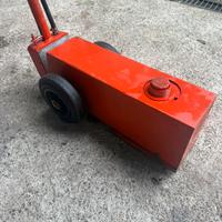 Sollevatore idropneumatico