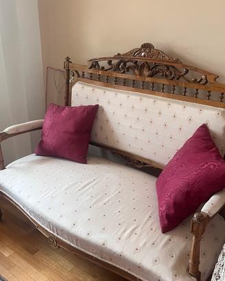 Divanetto antico in legno intagliato