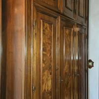 Armadio in noce massello e radica