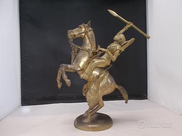 SCULTURA GUERRIERO INDIANO A CAVALLO   "Vintage"