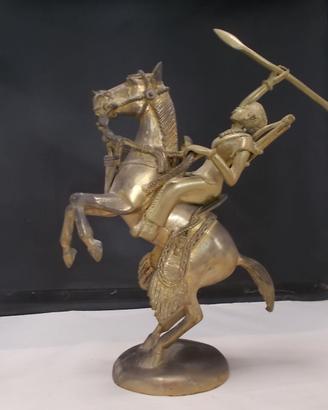 SCULTURA GUERRIERO INDIANO A CAVALLO   "Vintage"