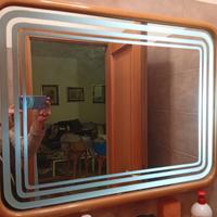 Specchio da bagno con illuminazione