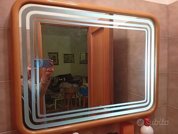 Specchio da bagno con illuminazione
