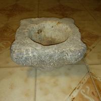 mortaio antico di pietra 
