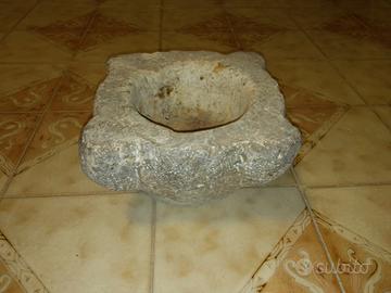 mortaio antico di pietra 