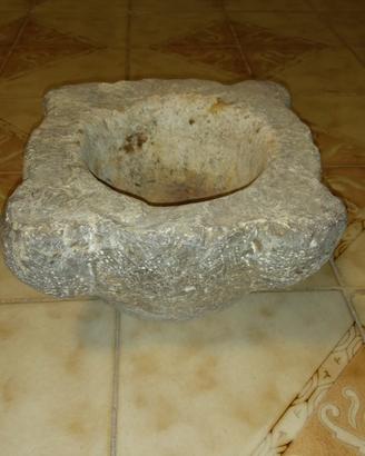 mortaio antico di pietra 