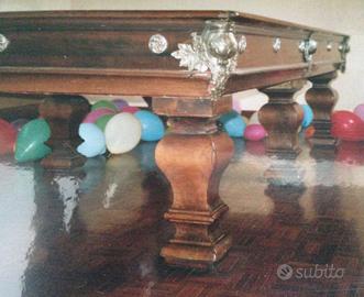 Elegante biliardo antico, con attrezzi e luci