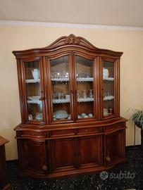 Credenza in legno con vetrina