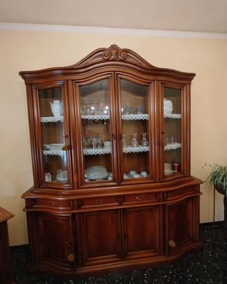 Credenza in legno con vetrina