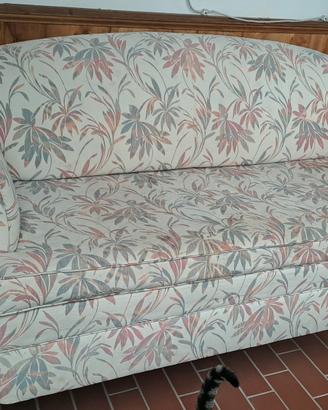 divano due posti, con possibilità letto