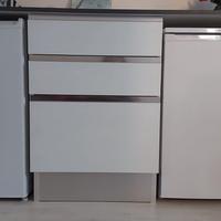 Mobile con frigo e congelatore