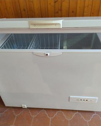 congelatore orizzontale a pozzetto Indesit 