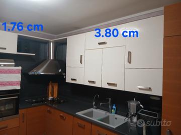 cucina con elettrodomestici 