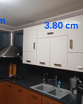 cucina con elettrodomestici 
