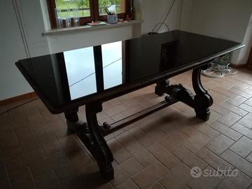 Tavolo barocco con cristallo nero