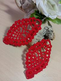 orecchini a foglia all'uncinetto rossi