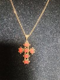 collana argento dorato croce con spole di corallo.