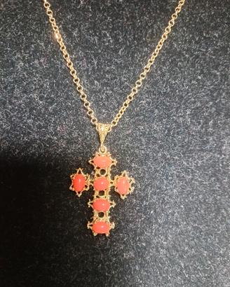 collana argento dorato croce con spole di corallo.