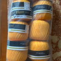 Gomitoli di cotone arancio