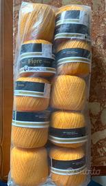 Gomitoli di cotone arancio