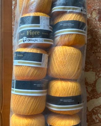 Gomitoli di cotone giallo oro