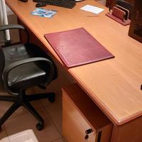 scrivania in noce con mobile 