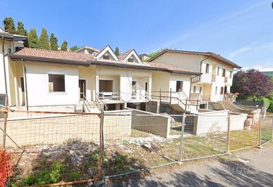 VILLA A SCHIERA A VEROLI