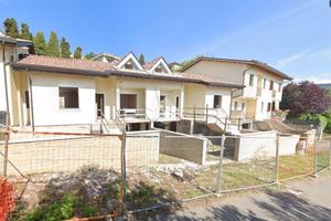 VILLA A SCHIERA A VEROLI
