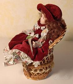 Bambola in ceramica con poltrona in vimini