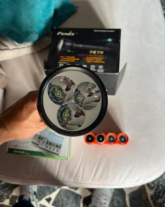 Fenix TK70 torcia led piu carica batterie e batter