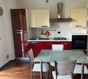Cucina lineare laccata rossa