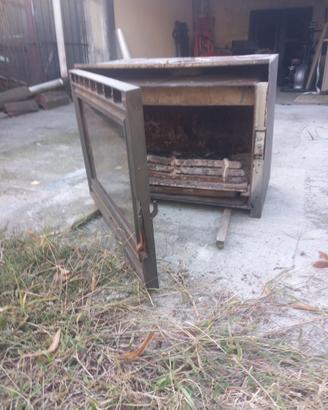 camino a legna con sportello in vetro