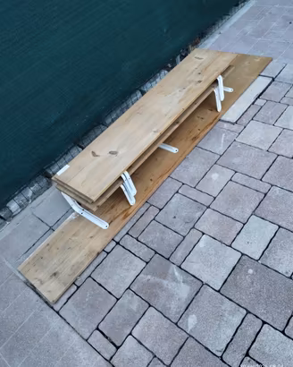 Mensole di legno con supporti in PVC - usate